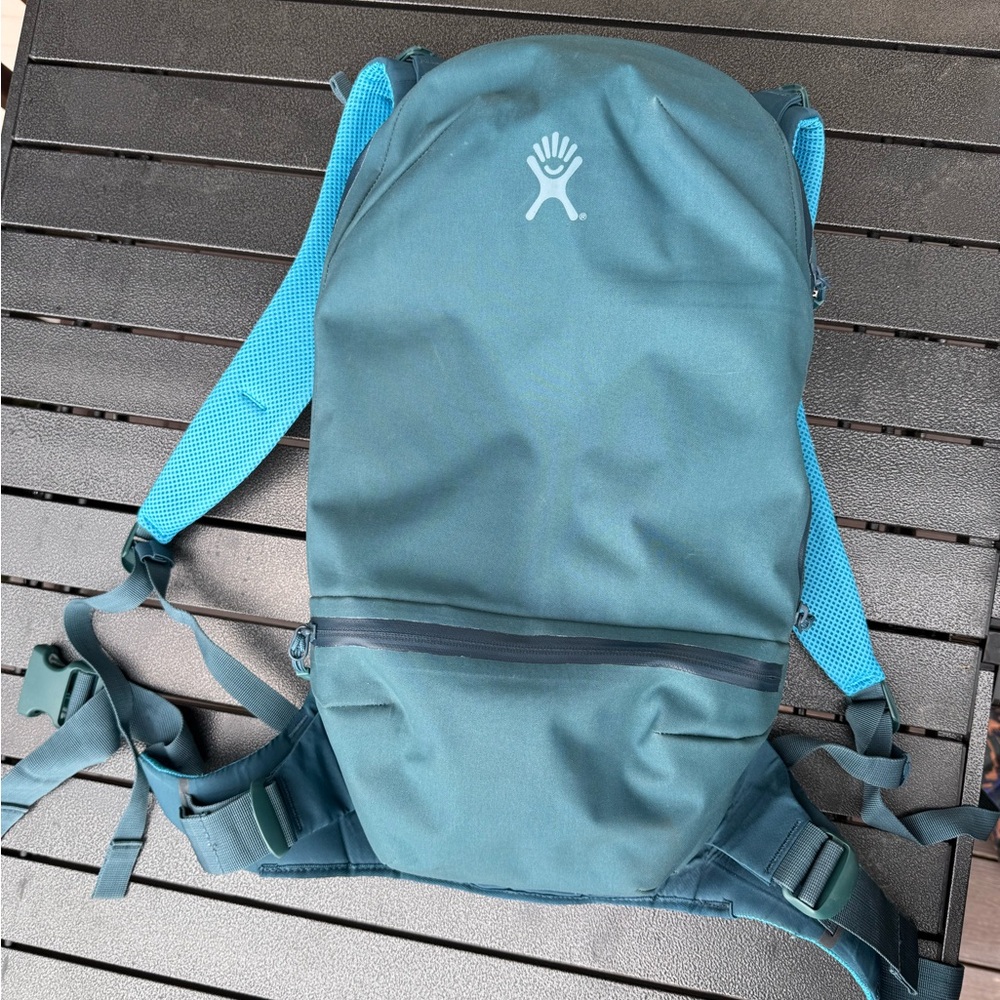 Hydro Flask Teal and Blue Hydration Backpack w Bladder
